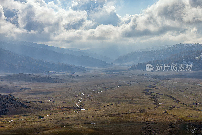 秋季景观靠近喀纳斯湖，新疆，中国