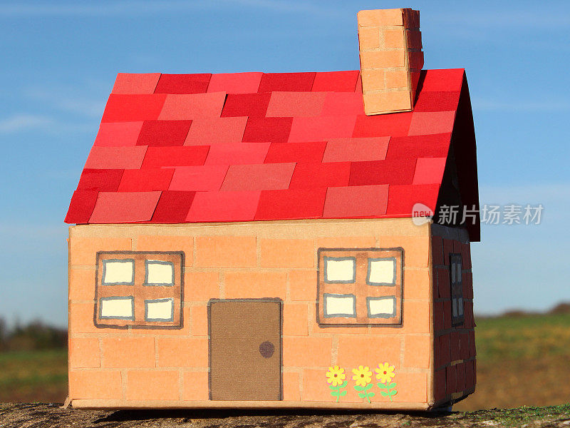 纸板娃娃的房子，有田野，树和天空