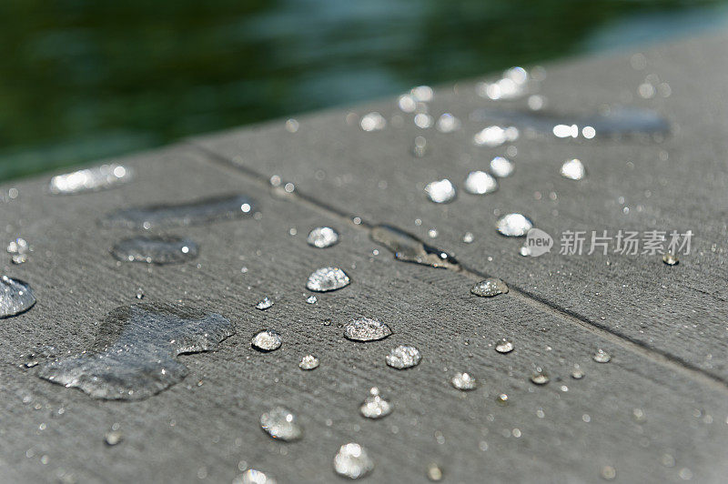 晶莹的水滴在天然水池旁