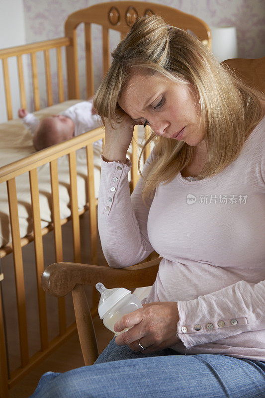 患有产后抑郁症的婴儿在托儿所的母亲