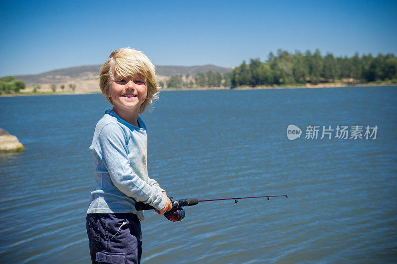快乐男孩钓鱼