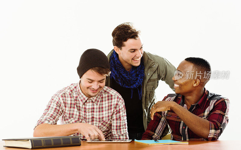 三个年轻男同学在桌前微笑，没有学习烦恼!