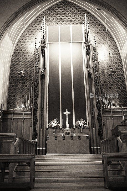 老木制卫理公会基督教祭坛，金十字架