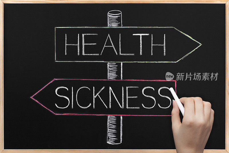 Choicе健康或疾病写在黑板上相反的箭头上