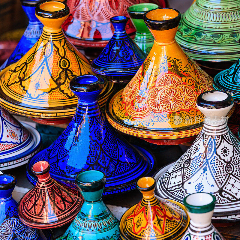马拉喀什一个露天市场上五颜六色的马洛凯塔吉尼壶