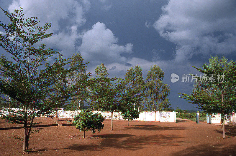 在非洲加纳北部博尔加坦加附近，暴雨和乌云正在逼近