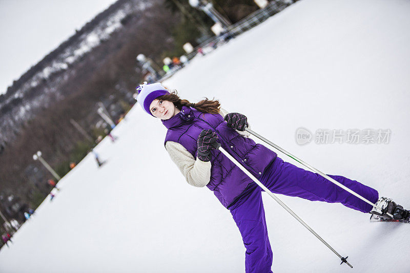 滑雪胜地的兔子斜坡上的女孩