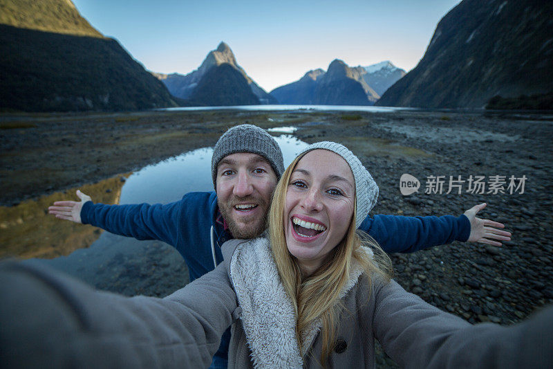 一对幸福的夫妇在新西兰米尔福德湾自拍