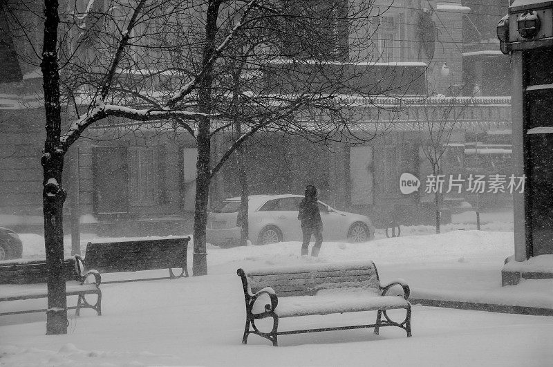 在雪地里走在街上