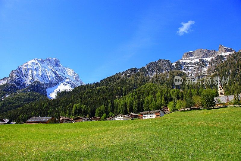 白云石天堂:意大利阿尔卑斯村庄，教堂，木屋，绿色山谷