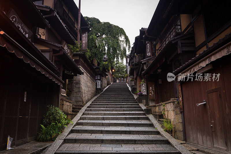 日本京都黎明时分的传统小巷