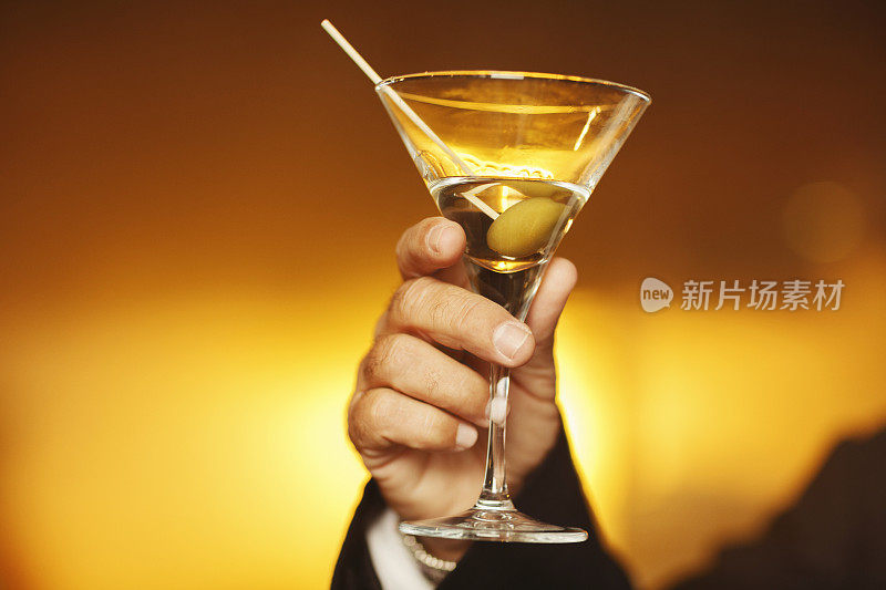 拿着马提尼酒杯的老式老男人