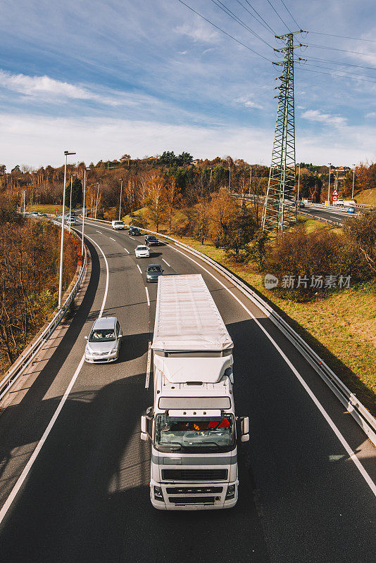 卡车在高速公路上