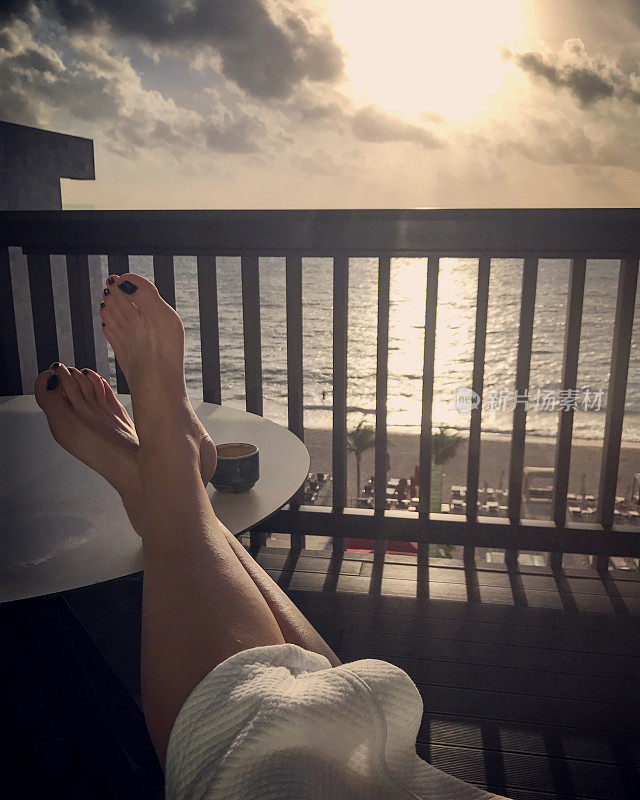 女人放松阳台与海景，墨西哥