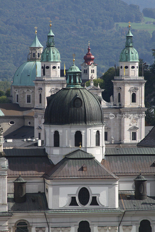 奥地利萨尔茨堡:教堂尖顶之城