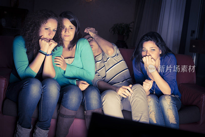 四个青少年看电视