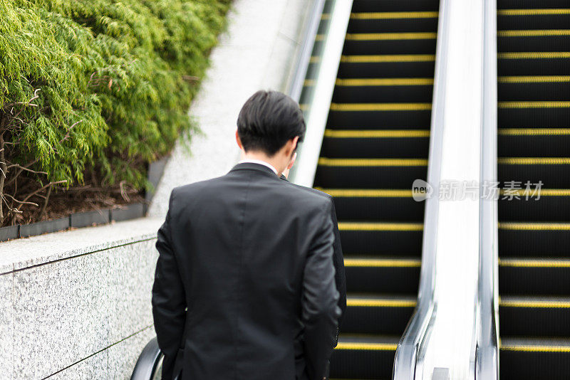自动扶梯上的日本商务
