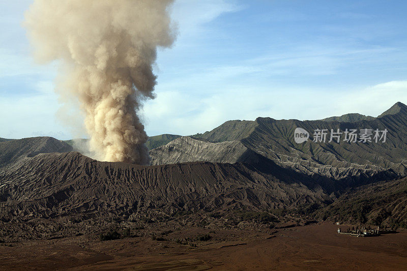 布罗莫山处于警戒级别