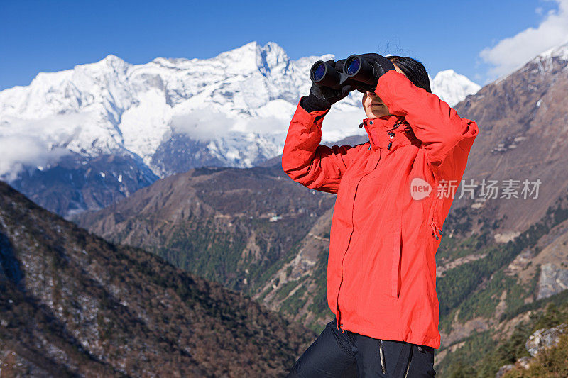 一名年轻女子在使用望远镜，尼泊尔