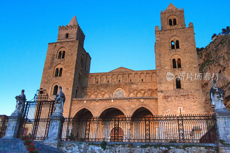 西西里岛，黄金时刻的Cefalu大教堂