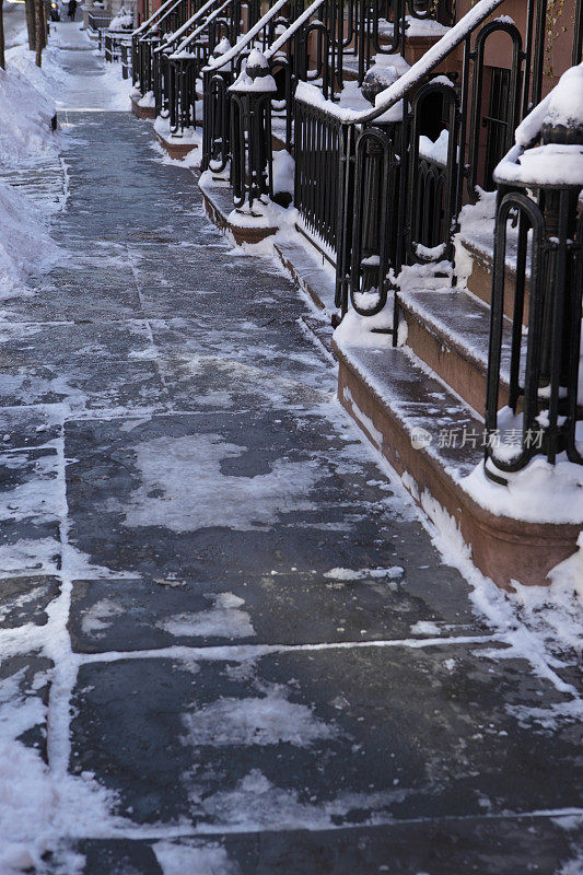 雪铲掉了布鲁克林的一条青石人行道