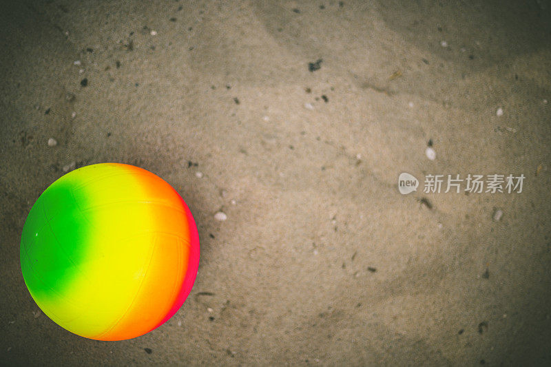 沙滩排球与美丽的海洋背景，沙滩球。