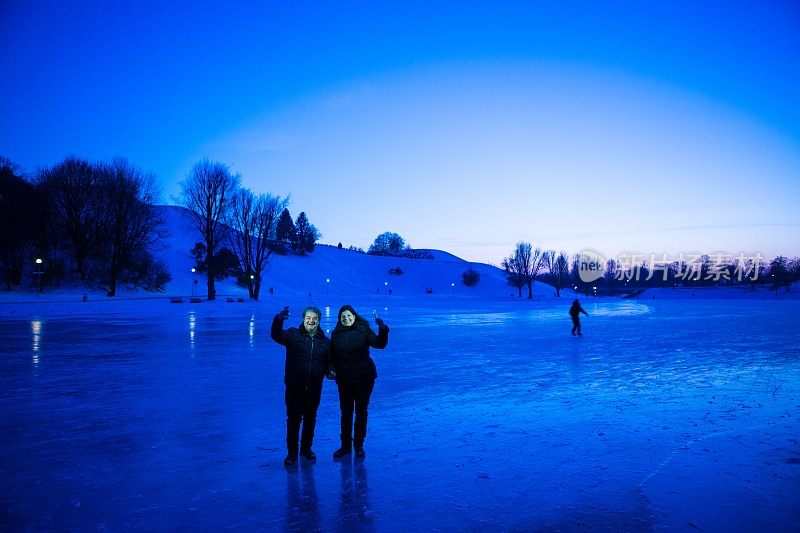 一对情侣站在结冰的湖面上微笑