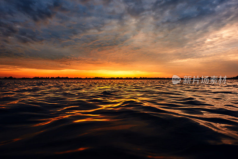 夕阳下地平线，海景