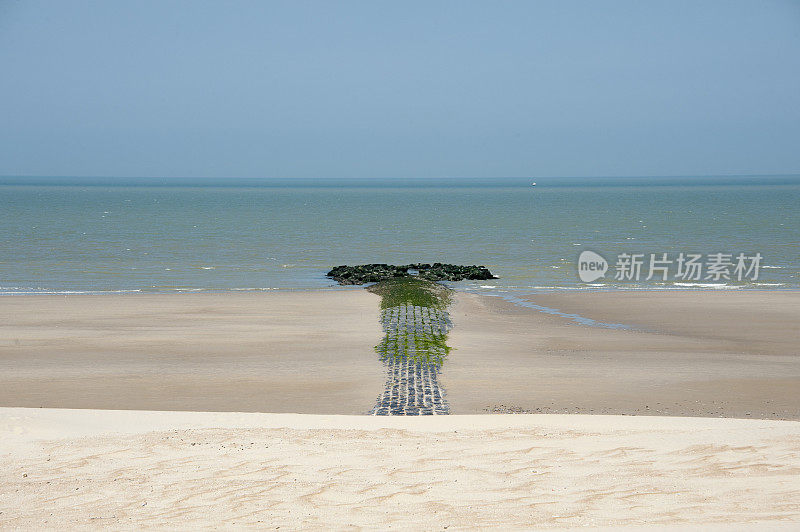 海滩和防波堤