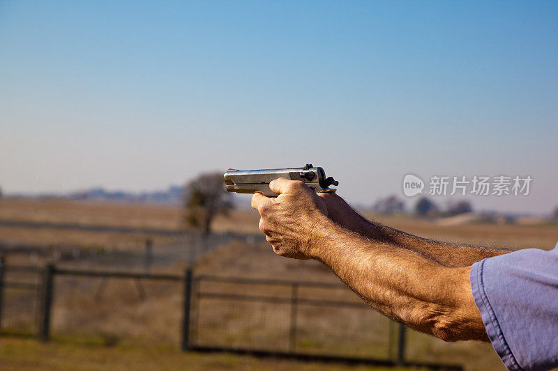 成年男子在射击场开枪。