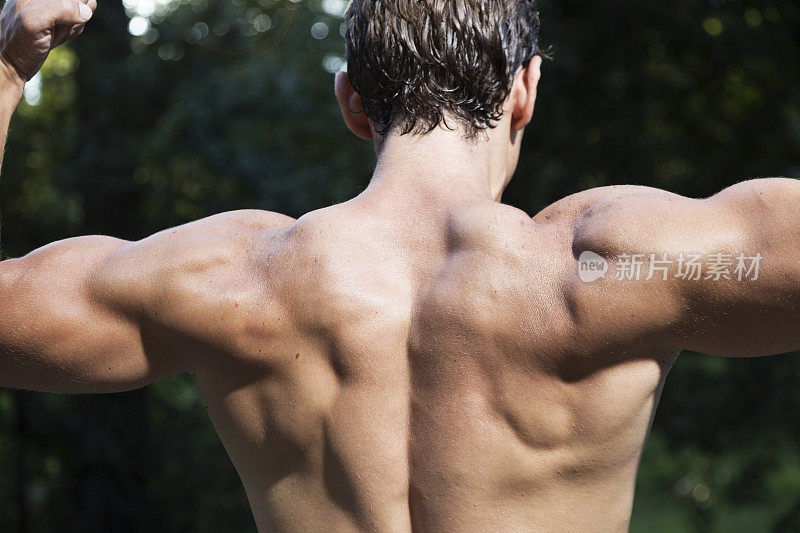 运动员收缩背部肌肉