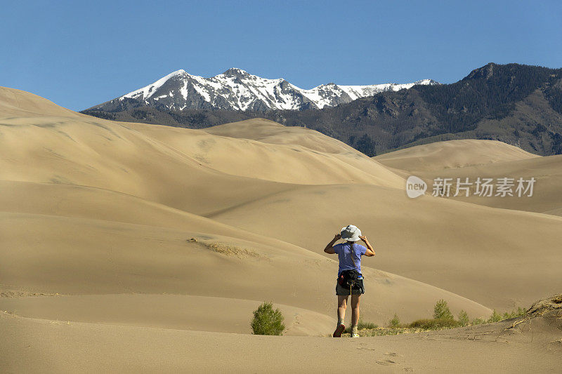 科罗拉多州的桑格瑞德克里斯多山国家公园里，一名女子徒步行走