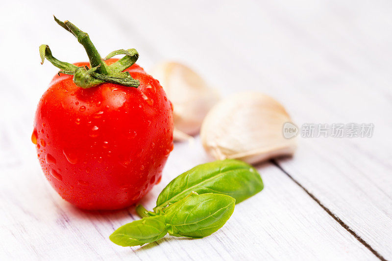 西红柿，罗勒叶和大蒜