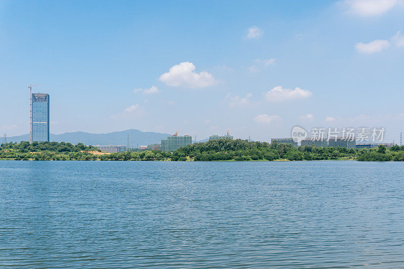 中国东莞松山湖畔的建筑工地