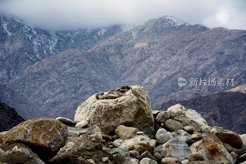 冬季多云的圣哈辛托山景观，南加州