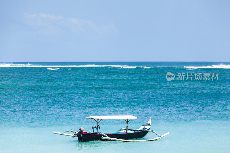 漂浮在海上的小船