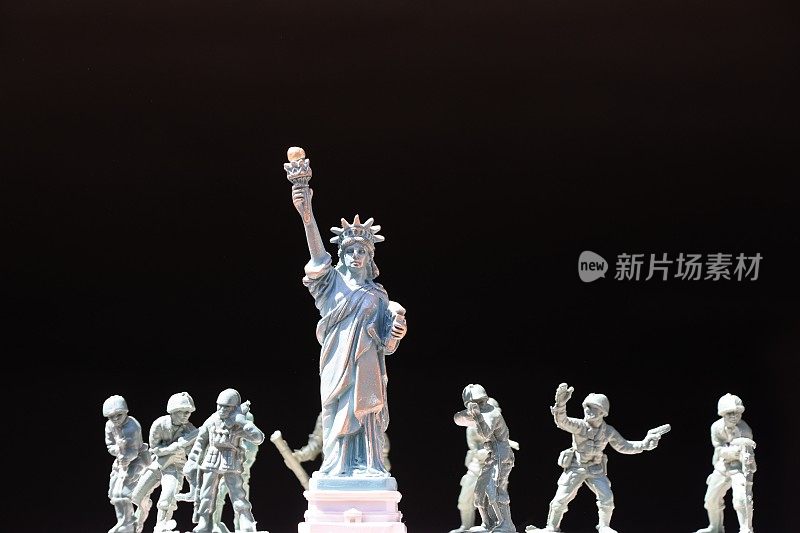 自由女神像被士兵们包围着