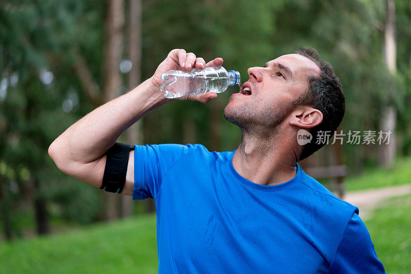 男人在户外跑步后补水