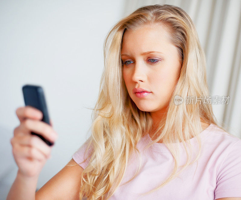 一位年轻女士正在看手机短信