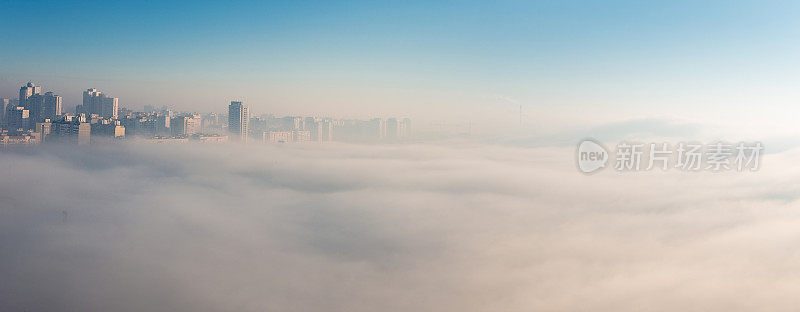 城市上空是一个有雾的清晨。