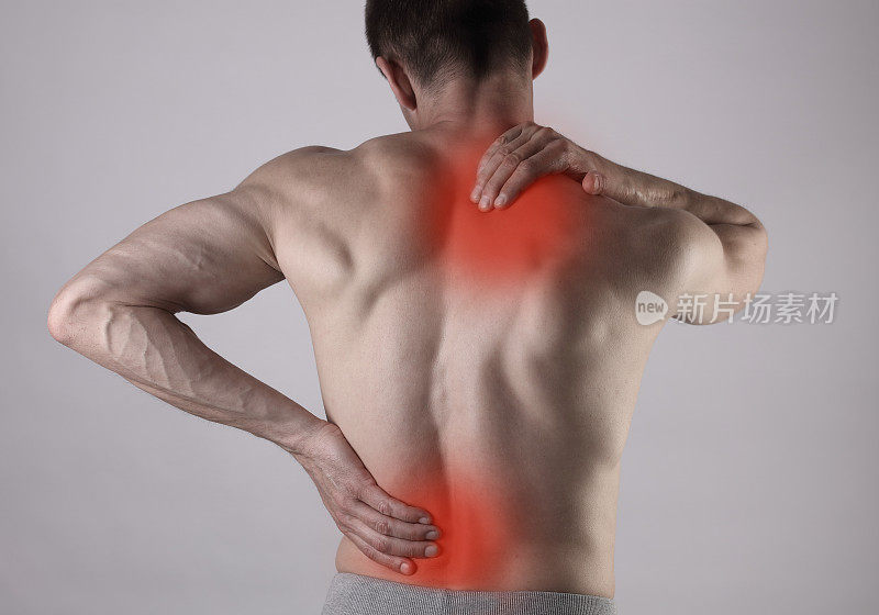 肌肉发达的男人遭受背部和颈部疼痛。不正确的坐姿问题肌肉痉挛，风湿病。止痛、捏脊概念。体育运动损伤