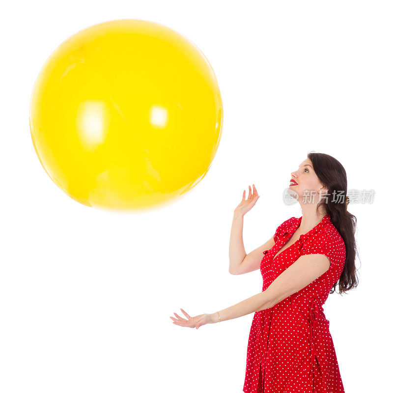一个女人抓着一个黄色的大气球游离在白色的背景上
