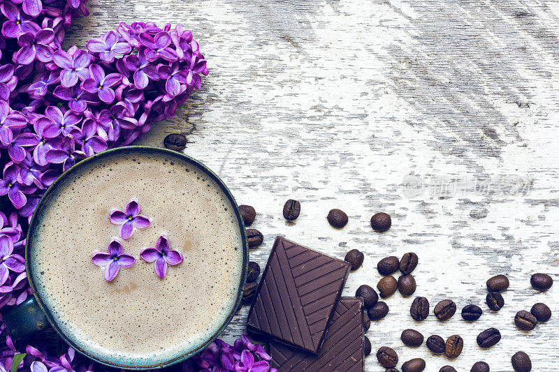 早上一杯带着紫丁香花和巧克力的咖啡