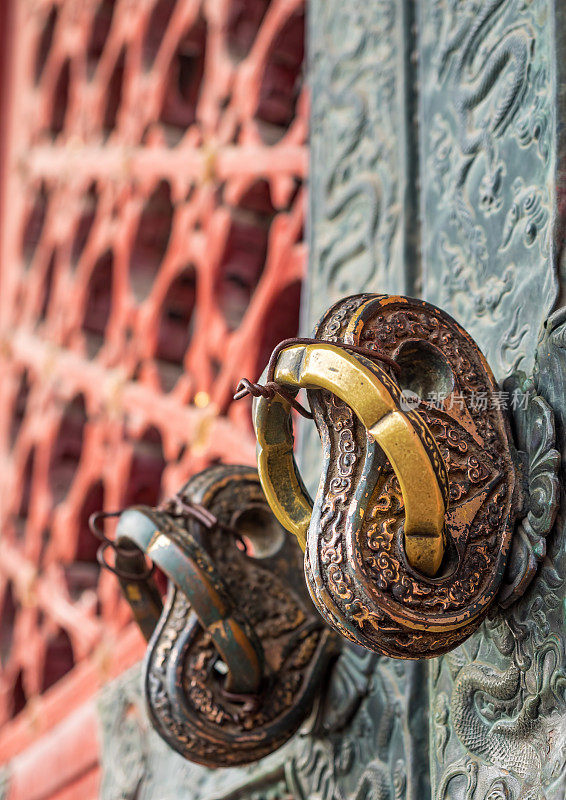 带有特色设计元素的传统东方门把手和门环