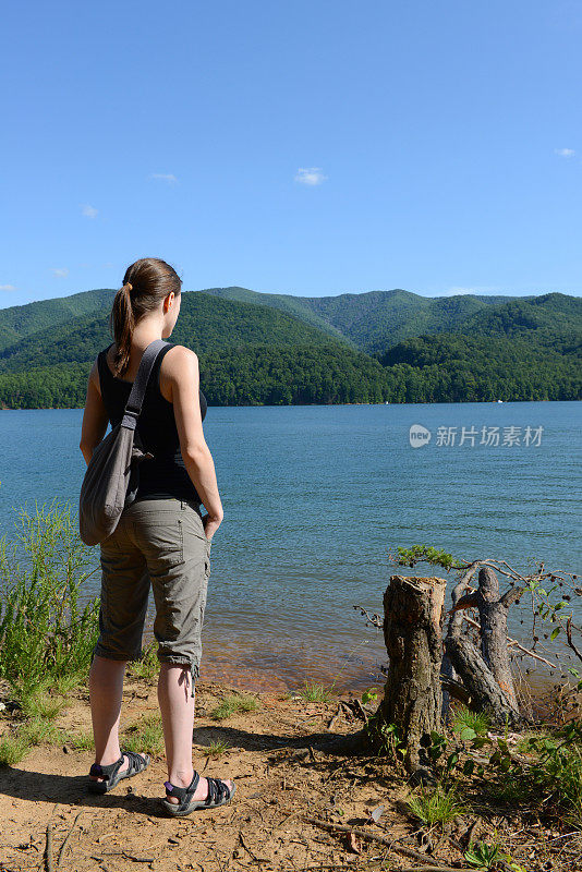 一位年轻女子站在田纳西州的瓦托加湖边