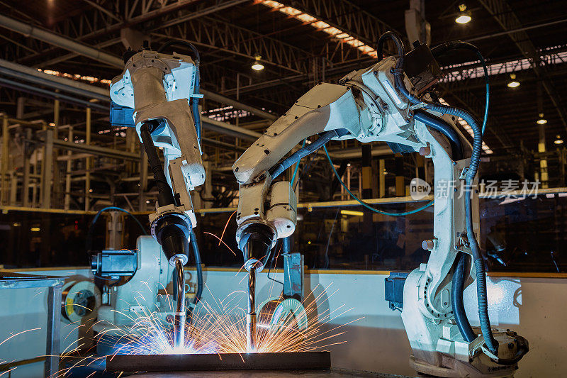 机器人正在工厂焊接