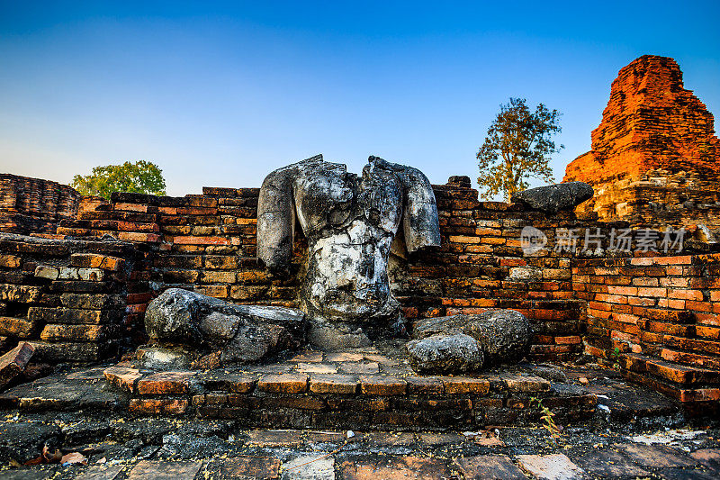 泰国素可泰，黎明时分的玛哈寺