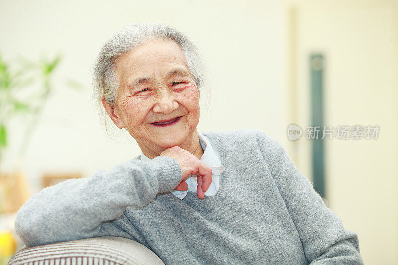 肖像年长亚洲妇女看着相机微笑