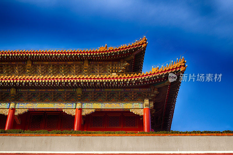 中国传统屋顶。民族风格。好鲜艳的旗帜。