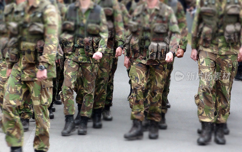 军人在街上游行的场景
